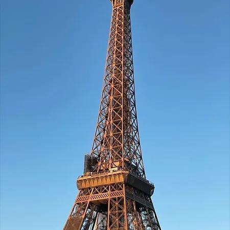 Eiffel Tower - Luxury 2 Bedroom Apartment *