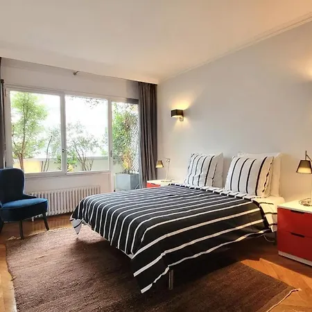 Eiffel Tower - Luxury 2 Bedroom Apartment *