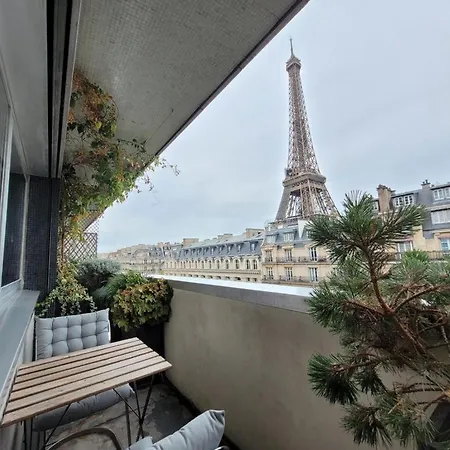 Eiffel Tower - Luxury 2 Bedroom Paris