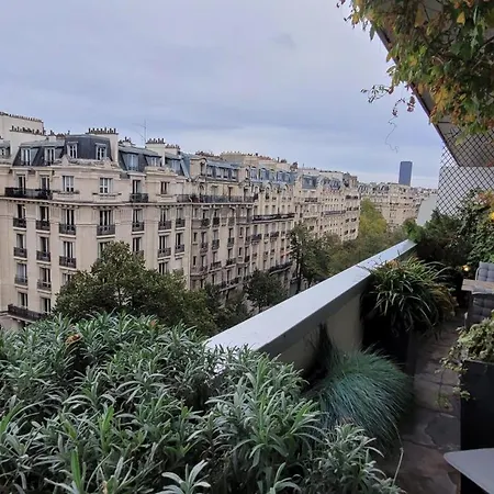 Eiffel Tower - Luxury 2 Bedroom * Paris